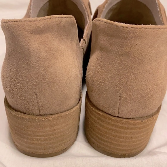 Beige Suede Ruffled Shoes - Picture 7 of 7